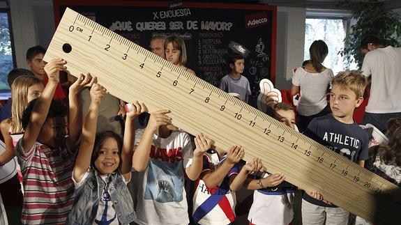 Niños reunidos durante la presentación de los resultados de la X encuesta '¿Qué quieres ser de mayor?'.