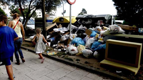 Basura acumulada en las calles de Lugo. 