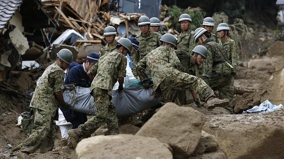 Soldados japoneses trasladan un cuerpo. 