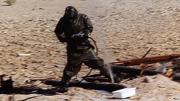 Un trabajador de Naciones Unidas destruye un misil.