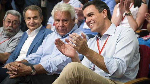 Felipe González, junto a Pedro Sánchez y Zapatero. 