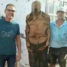 Un familiar (izq.) y el trabajador (dcha.) posan en la fotografía con el cadáver.