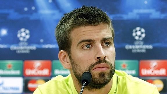 Piqué, con gesto serio durante la rueda de prensa. 