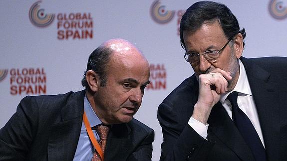 El ministro de Economía, Luis de Guindos, y el presidente del Gobierno, Mariano Rajoy. 