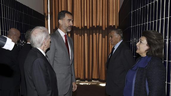 Felipe VI, junto al presidente del IIE, Alan E. Goodman (i), durante el encuentro que ha mantenido en Nueva York con jóvenes beneficiarios del programa de becas Fulbright. 