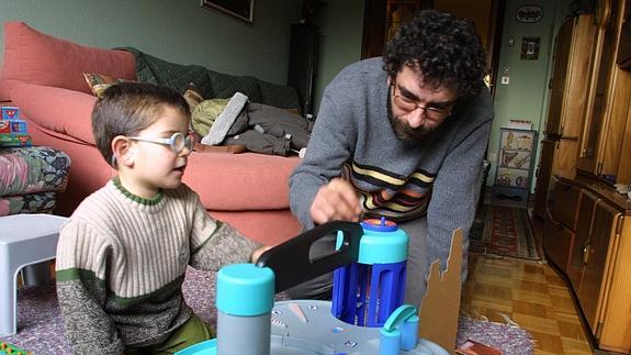 Un padre juega con su hijo.