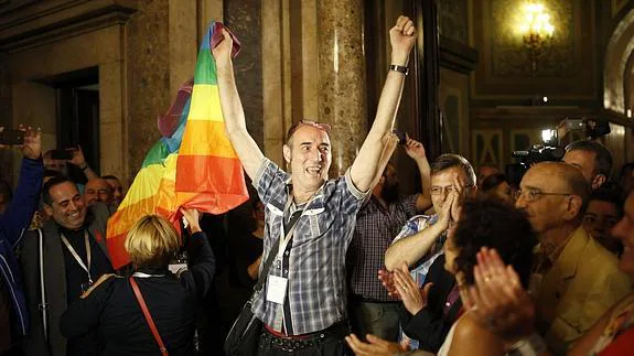 Un activista celebra la aprobación de la ley.