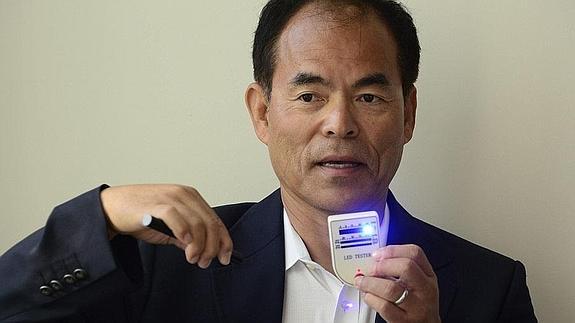Shuji Nakamura, uno de los galardonados con el Nobel de Física, posa con un LED. 