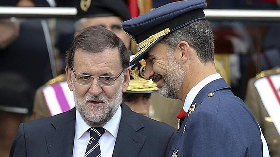 Mariano Rajoy charla con el rey Felipe VI.