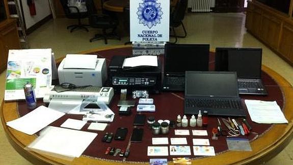 Desmantelan un laboratorio de falsificación de documentos