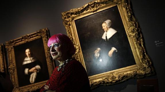 La diseñadora Zandra Rhodes posa ante una obra de Rembrandt.