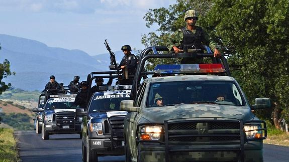 Un convoy de policías federales y militares realiza una jornada más de búsqueda cerca a Iguala (México) 