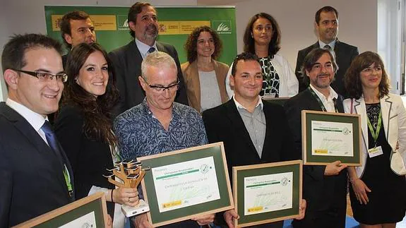 El Secretario de Estado de Medio Ambiente, Federico Ramos, junto a los premiados. 