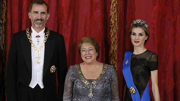 Los reyes Felipe y Letizia junto a la presidenta de Chile, Michelle Bachelet 