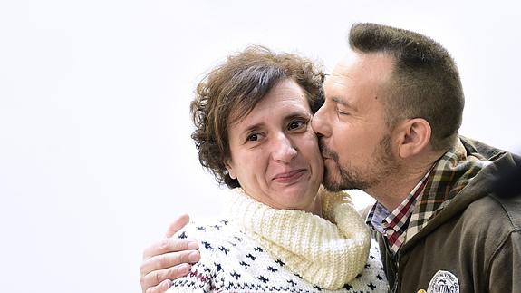 Teresa Romero recibe un beso de su marido, Javier Limón. 