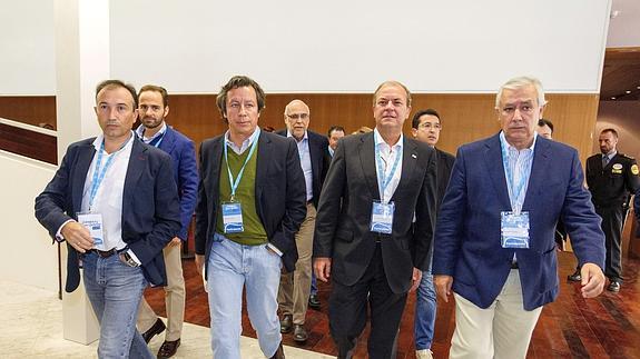 Carlos Floriano, junto a algunos de los barones del PP.