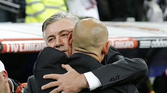 El abrazo entre Ancelotti y Jémez. 