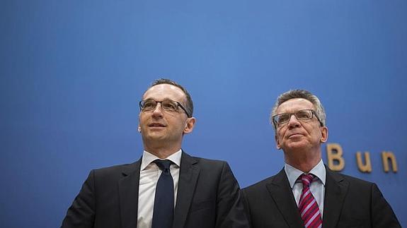 El ministro germano de Justicia, Heiko Mass (izq), y el titular de Interior, Thomas de Maiziere 