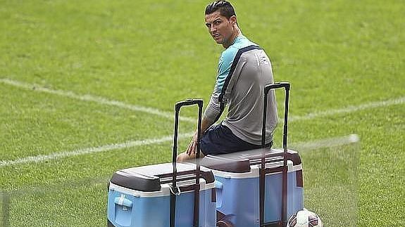 Cristiano descansa durante un entrenamiento con Portugal. 