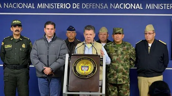 El presidente de Colombia, Juan Manuel Santos (centro), anuncia la suspensión del proceso de paz. 