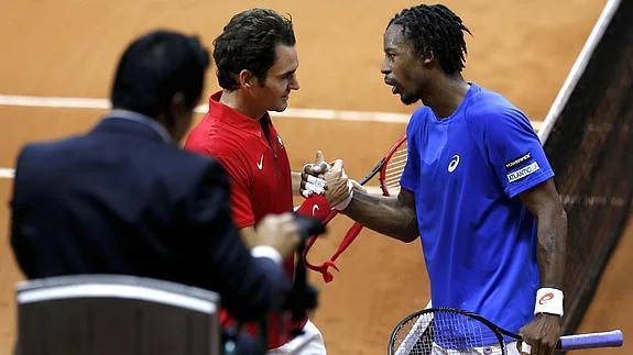 Roger Federer y Gael Monfils. Reuters