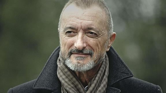 Arturo Pérez Reverte, novelista español, posa en Madrid durante una entrevista 
