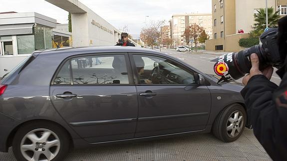 Un coche traslada a uno de los tres sacerdotes y el seglar detenidos.