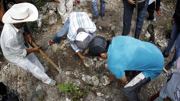 Un equipo forense investiga restos.