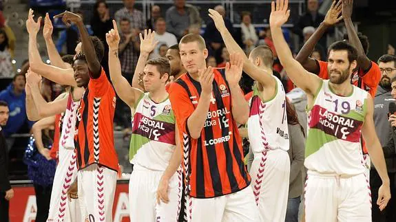 Los jugadores del Baskonia celebran la victoria. 