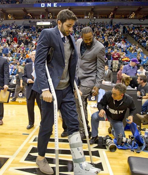 Ricky Rubio, con muletas en el Target Center. 