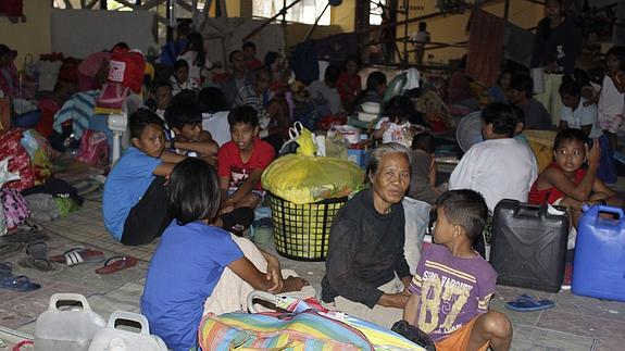 Cientos de personas buscan refugio ante la alerta por el paso del tifón. 