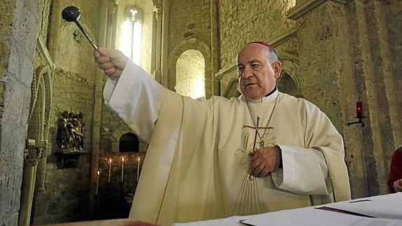 Vicente Jiménez, durante una celebración eucarística en la catedral de Santander. 