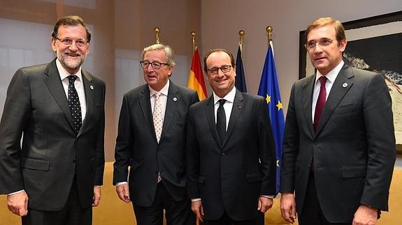 Rajoy, Juncker, Hollande y Passos Coelho, durante su reunión en el marco de la cumbre del Consejo Europeo en Bruselas. 