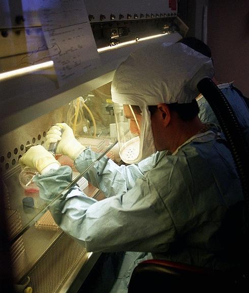 Un joven, en un laboratorio.