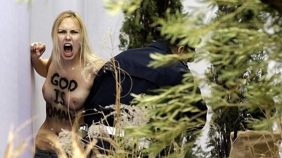 Una 'femen' muestra su pecho desnudo en el pesebre de la Plaza San Pedro.