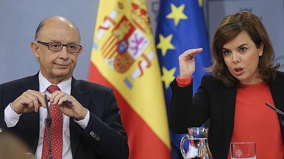 La vicepresidenta del Gobierno español Soraya Sáenz de Santamaría y el ministro de Hacienda, Cristobal Montoro. 
