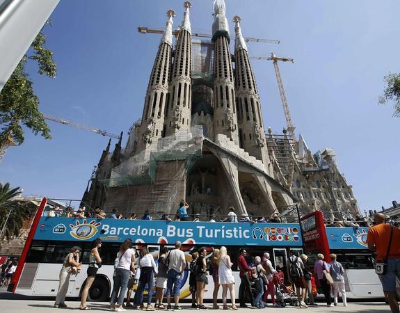 Turistas en la Sagrada Familia de Barcelona. 