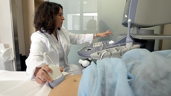 Una doctora realizando una ecografía. 