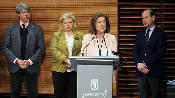 Ana Botella, junto a varios representantes de asociaciones de víctimas del terrorismo, en la presentación del Itinerario de la Libertad.