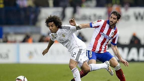 Marcelo disputa un balón con Raúl García. 