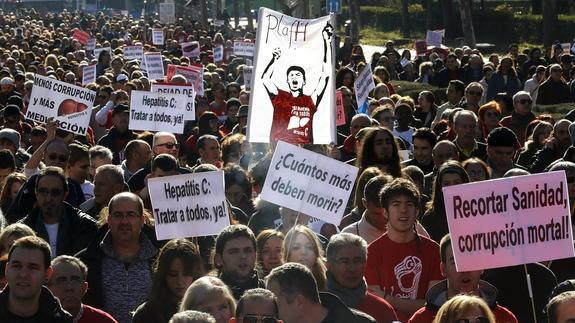 Varios centenares de personas, durante una marcha para acompañar a la Plataforma de Afectados por la Hepatitis C (PLAFHC). 