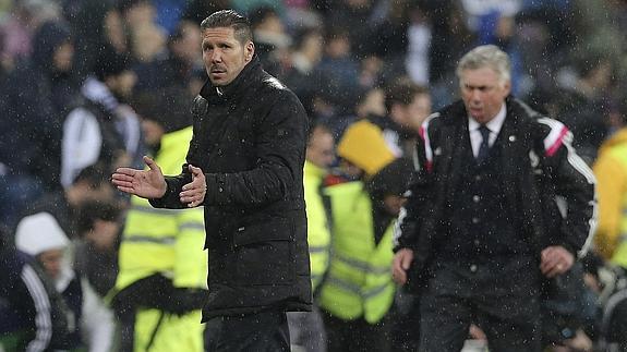 Simeone (i) y Ancelotti. 