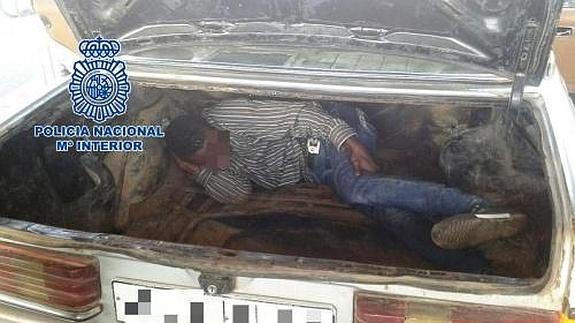 Uno de los inmigrantes, ocultos en el coche. 