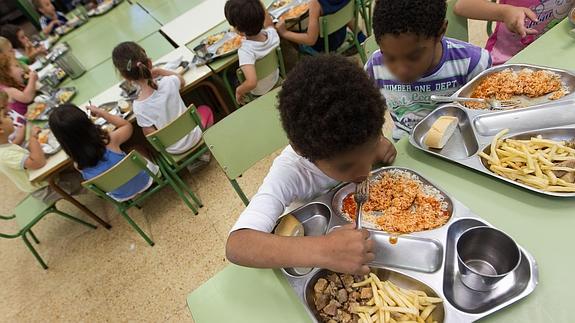 Niños en riesgo de pobreza, en un comedor de verano.