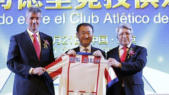 Wang Jianlin, con una camiseta del Atlético. 