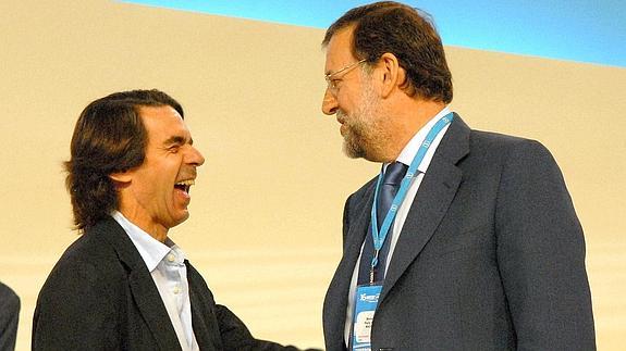 Aznar y Rajoy se saludan en el Congreso de Valencia de 2008.