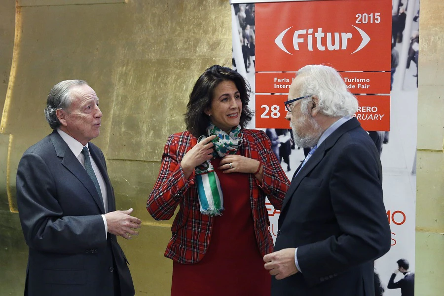 José María Álvarez del Manzano y Luis Eduardo Cortés Muñoz, de IFEMA, conversan con la secretaria de Estado de Turismo, Isabel Borrego en la presentación de Fitur 2015. 
