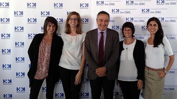 El doctor Luis Caballero junto a las doctoras Inés García, Rosa Molina, Valeria Costarelli y Sara Izquierdo.