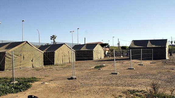 Vista de nuevas tiendas de campaña instaladas en los exteriores del Centro de Estancia Temporal de Inmigrantes (CETI) de Melilla. 