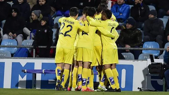 Los jugadores del Villarreal celebran el 0-1 en el Coliseum. 